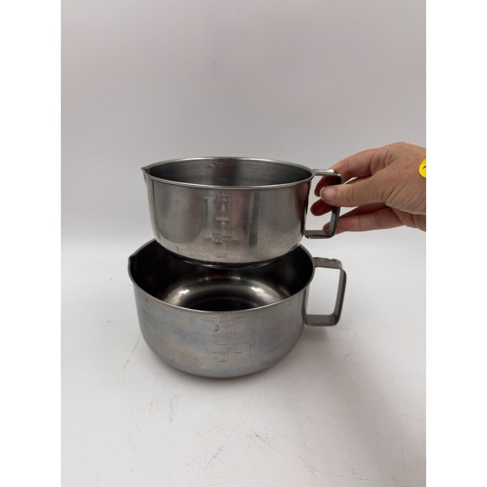 Set of 2 Interpur Stainless Measuring Bowls with Handles and Spouts 1Qt and 2 Qt